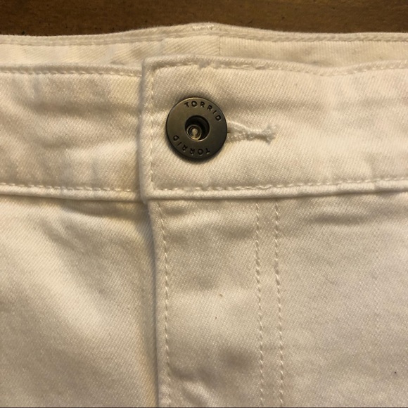 - **NWT** Torrid White Cutout Embroidery Skinny Short - Picture 4 of 9